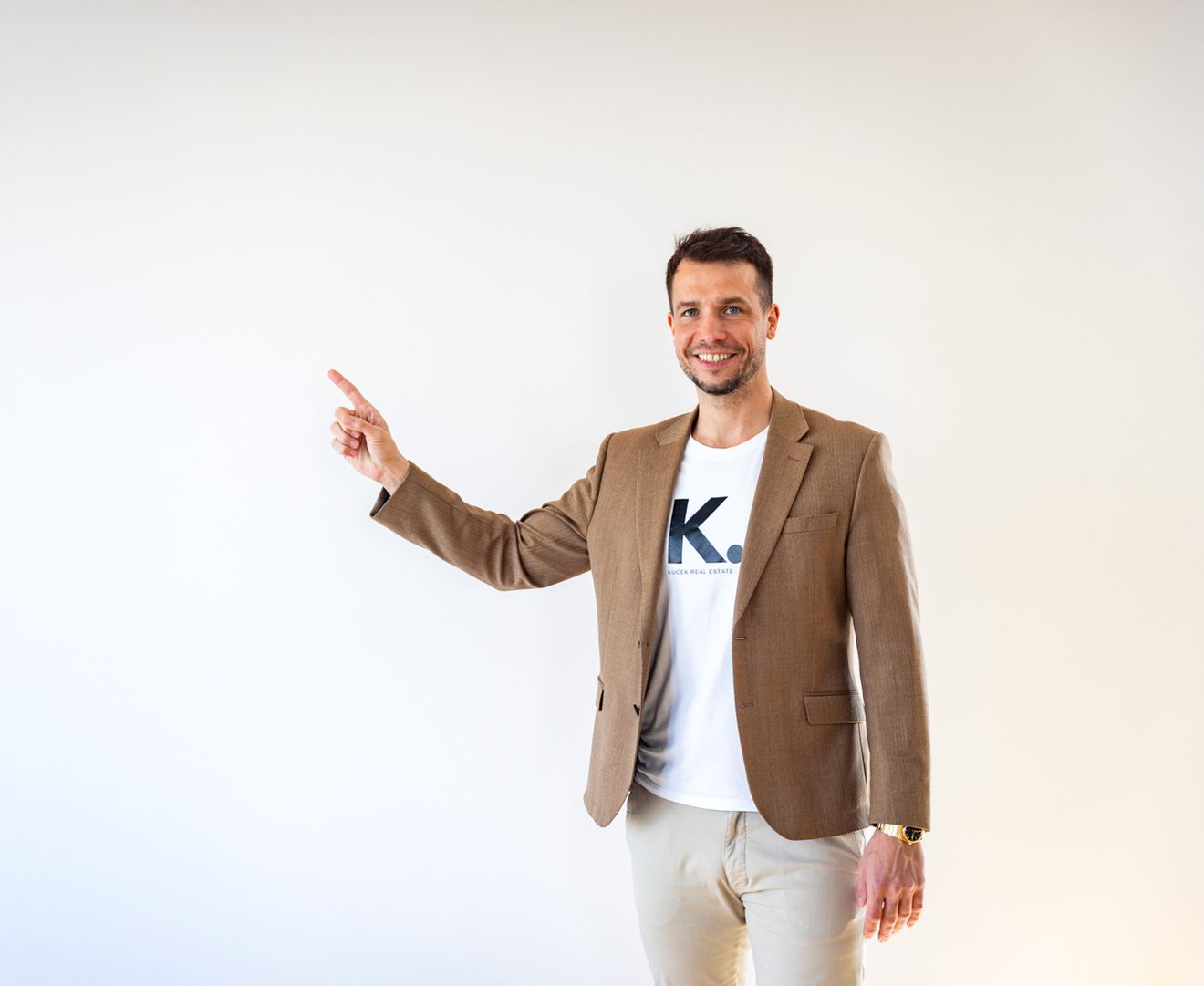 Realitní makléř Tomáš Kucek ukazuje na hlavní sdělení stránky