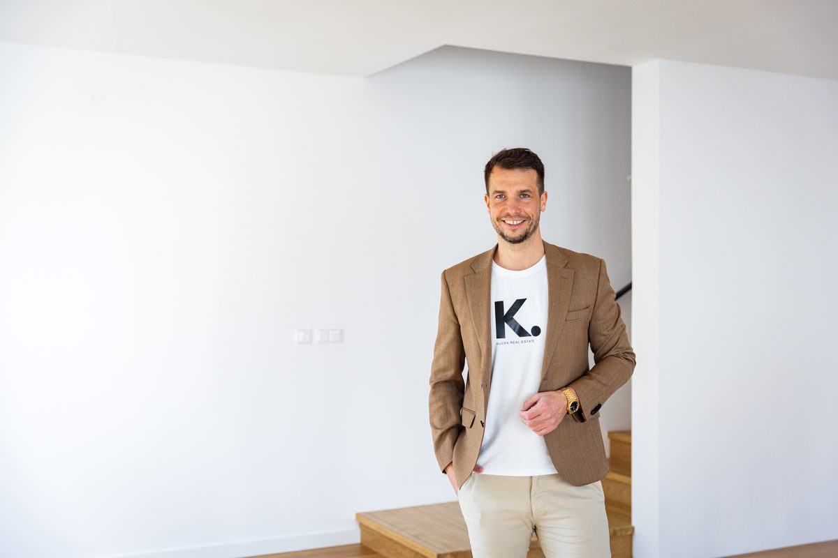 Realitní makléř Tomáš Kucek ve vyklizeném interiéru připravovaném k prodeji